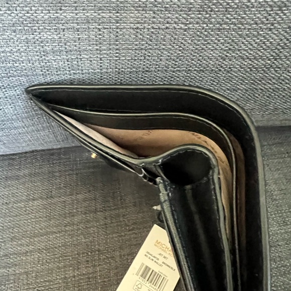 NEW MICHAEL KORS LEATHER MEDIUM SLIM WALLET - Picture 5 of 8